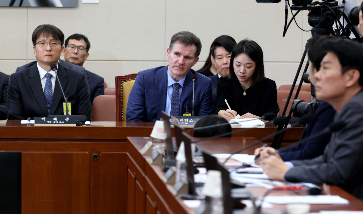 ▲브랫 매티스 쿠팡 최고정보보안책임자(CISO)가 2일 서울 여의도 국회에서 열린 과학기술정보방송통신위원회의 쿠팡 고객 개인정보 유출 사태 관련 긴급 현안질의에 출석해 의원 질의에 답하고 있다. 신태현 기자 holjjak@