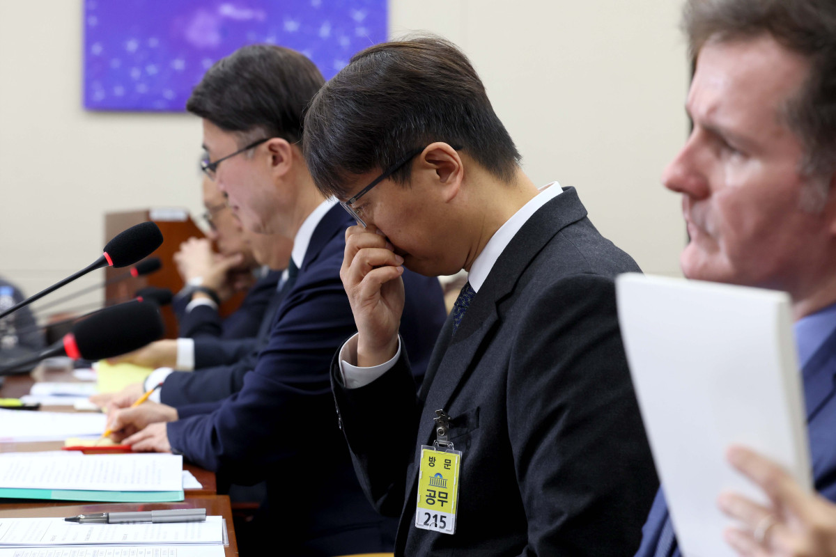 ▲박대준 쿠팡 대표이사가 2일 서울 여의도 국회에서 열린 과학기술정보방송통신위원회의 쿠팡 고객 개인정보 유출 사태 관련 긴급 현안질의에 출석해 잠시 얼굴을 만지고 있다. 신태현 기자 holjjak@