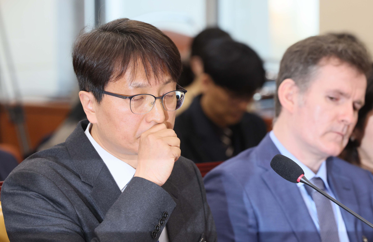 ▲쿠팡 고객정보 유출 사태와 관련해 3일 국회 정무위 긴급 현안질의에서 공식 석상에 참석한 두 인사가 함께 앉아 있는 모습이 촬영됐다.