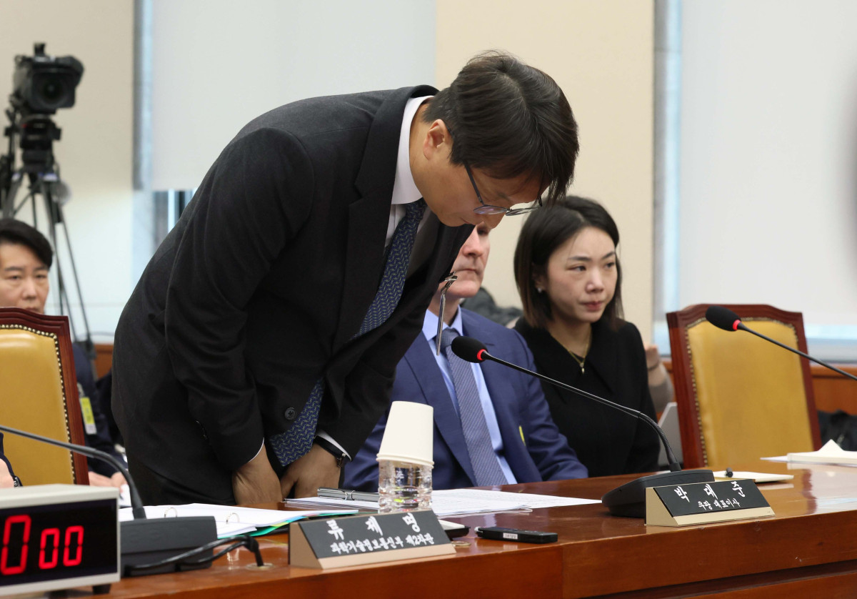 ▲박대준 쿠팡 대표이사가 2일 서울 여의도 국회에서 열린 과학기술정보방송통신위원회의 쿠팡 고객 개인정보 유출 사태 관련 긴급 현안질의에 출석해 인사하고 있다. 신태현 기자 holjjak@