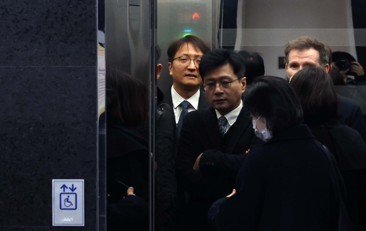 ▲박대준 쿠팡 대표이사가 2일 서울 여의도 국회에서 열린 과학기술정보방송통신위원회의 쿠팡 고객 개인정보 유출 사태 관련 긴급 현안질의에 출석하기 위해 엘레베이터에 탑승하고 있다. 신태현 기자 holjjak@