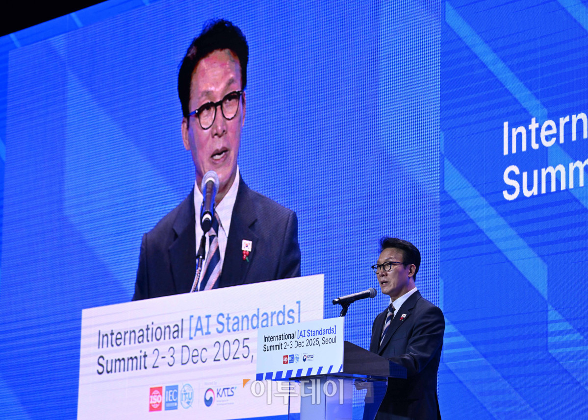 ▲김민석 국무총리가 2일 서울 중구 신라호텔에서 열린 2025 국제 AI 표준 서밋 개회식에서 환영사를 하고 있다. 청사사진기자단