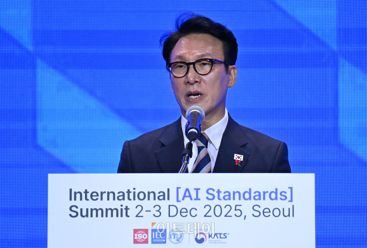 ▲김민석 국무총리가 2일 서울 중구 신라호텔에서 열린 2025 국제 AI 표준 서밋 개회식에서 환영사를 하고 있다. 청사사진기자단