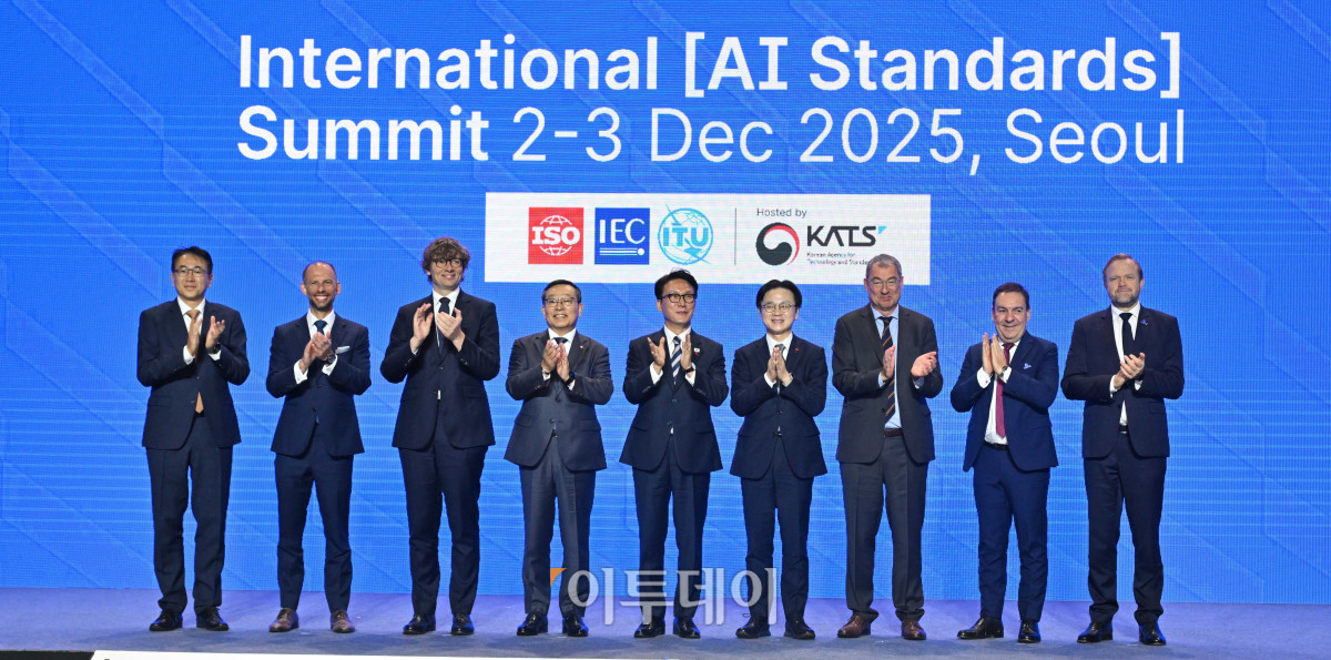 ▲김민석 국무총리가 2일 서울 중구 신라호텔에서 열린 2025 국제 AI 표준 서밋 개회식에서 주요 참석자들과 기념촬영을 하고 있다. 왼쪽부터 김상부 디지털전환 부총재, 앤드류 스테인스 WIPO 사무차장보, 토마스 라마나우스카스 ITU 사무차장, 조성환 ISO 회장, 김 총리, 김정관 산업통상자원부 장관, 조 콥스 IEC 회장, 장-마리 포감 WTO 사무차장, 비욘 베르게 유럽평의회 사무차장. 청사사진기자단