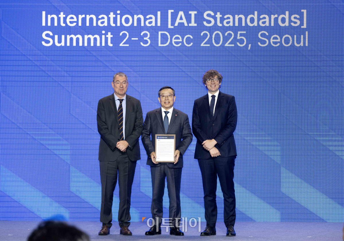 ▲조 콥스(왼쪽) IEC 회장, 조성환(가운데) ISO 회장, 토마스 라마나우스카스 ITU 사무차장 등 국제기구 회장단이 2일 서울 중구 신라호텔에서 열린 2025 국제 AI 표준 서밋 개회식에서 서울선언문을 발표하고 있다. 청사사진기자단