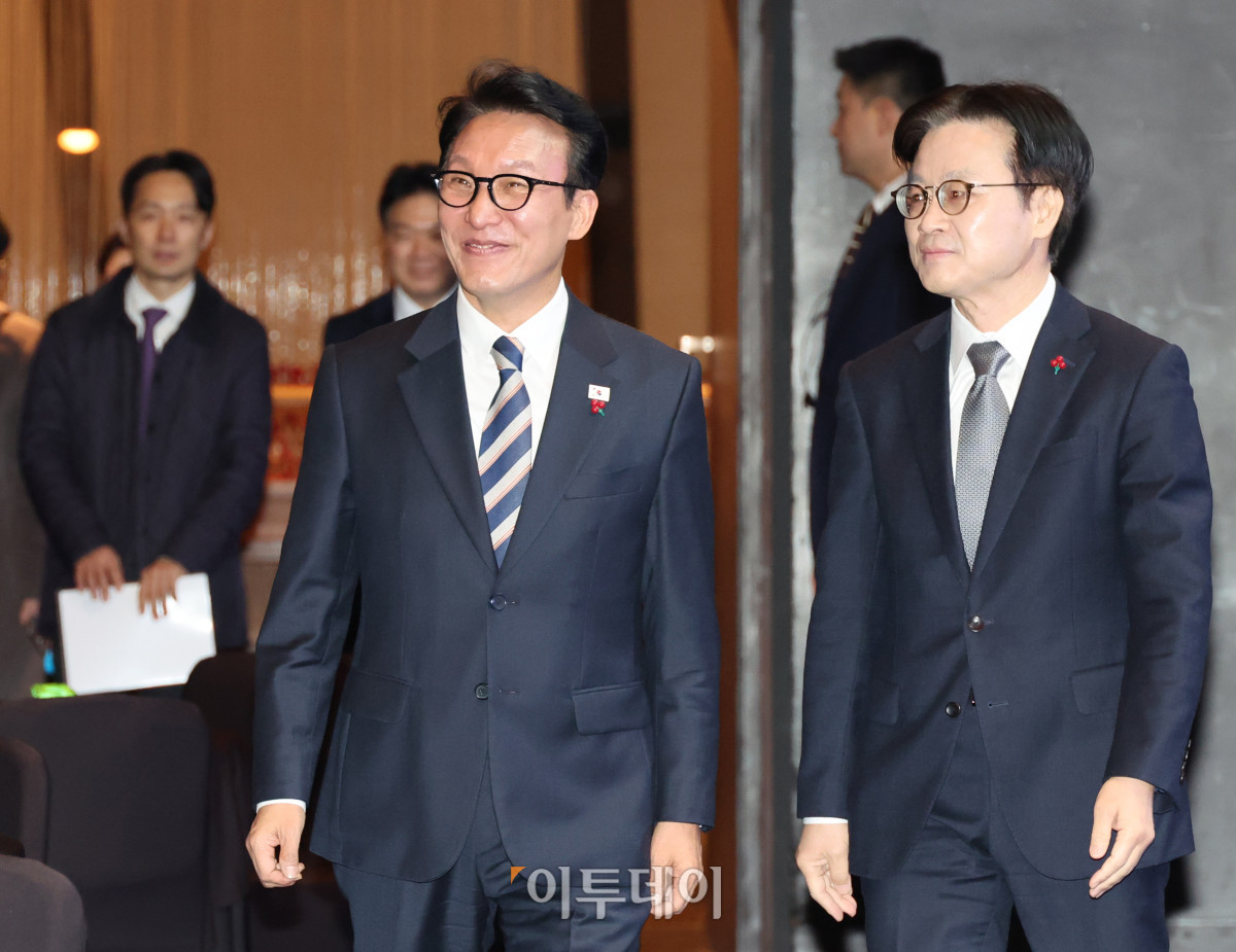 ▲김민석(왼쪽) 국무총리가 2일 서울 중구 신라호텔에서 열린 2025 국제 AI 표준 서밋 개회식에 김정관 산업통상자원부 장관과 입장하고 있다. 청사사진기자단