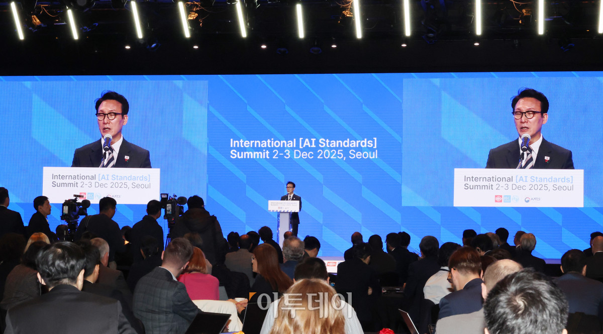 ▲김민석 국무총리가 2일 서울 중구 신라호텔에서 열린 2025 국제 AI 표준 서밋 개회식에서 환영사를 하고 있다. 청사사진기자단