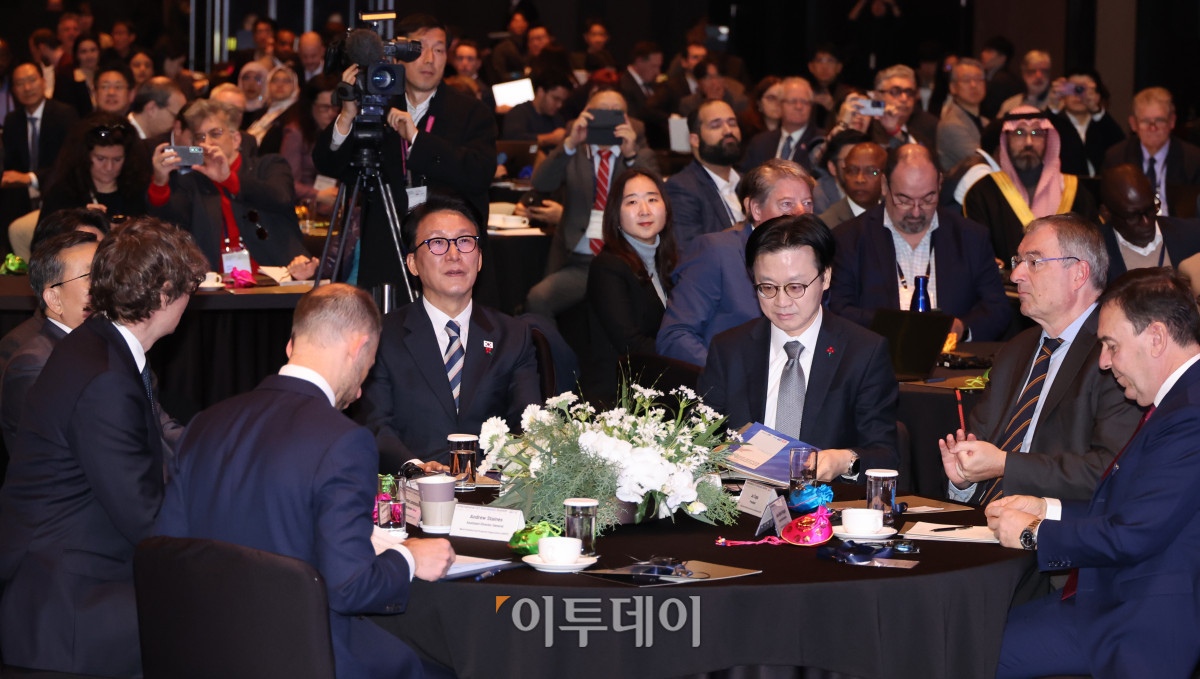 ▲김민석(오른쪽 네 번째) 국무총리와 김정관(오른쪽 세 번째) 산업통상자원부 장관이 2일 서울 중구 신라호텔에서 열린 2025 국제 AI 표준 서밋 개회식에 참석해 있다. 청사사진기자단