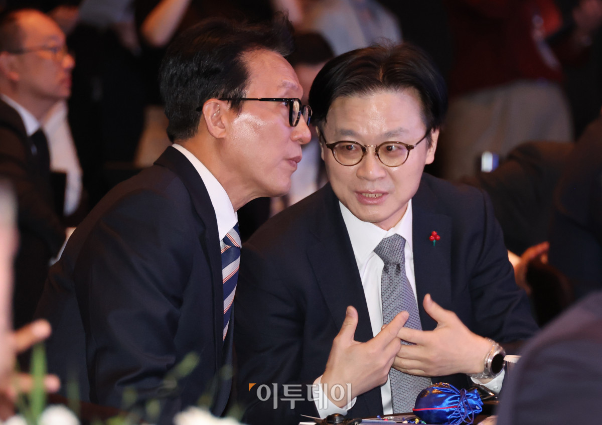 ▲김민석(왼쪽) 국무총리와 김정관 산업통상자원부 장관이 2일 서울 중구 신라호텔에서 열린 2025 국제 AI 표준 서밋 개회식에서 대화를 나누고 있다. 청사사진기자단