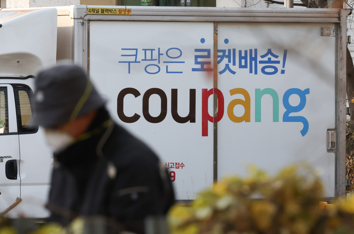 ▲쿠팡의 대규모 고객 개인정보 유출 사태가 벌어지며 소비자들의 불안이 커지고 있다. 이재명 대통령은 이날 쿠팡에 대해 과징금을 강화하고 징벌적 손해배상제도를 현실화하는 등 실효적인 대책을 마련을 지시했다. 사진은 2일 서울 시내 한 쿠팡 물류센터 모습. (뉴시스)