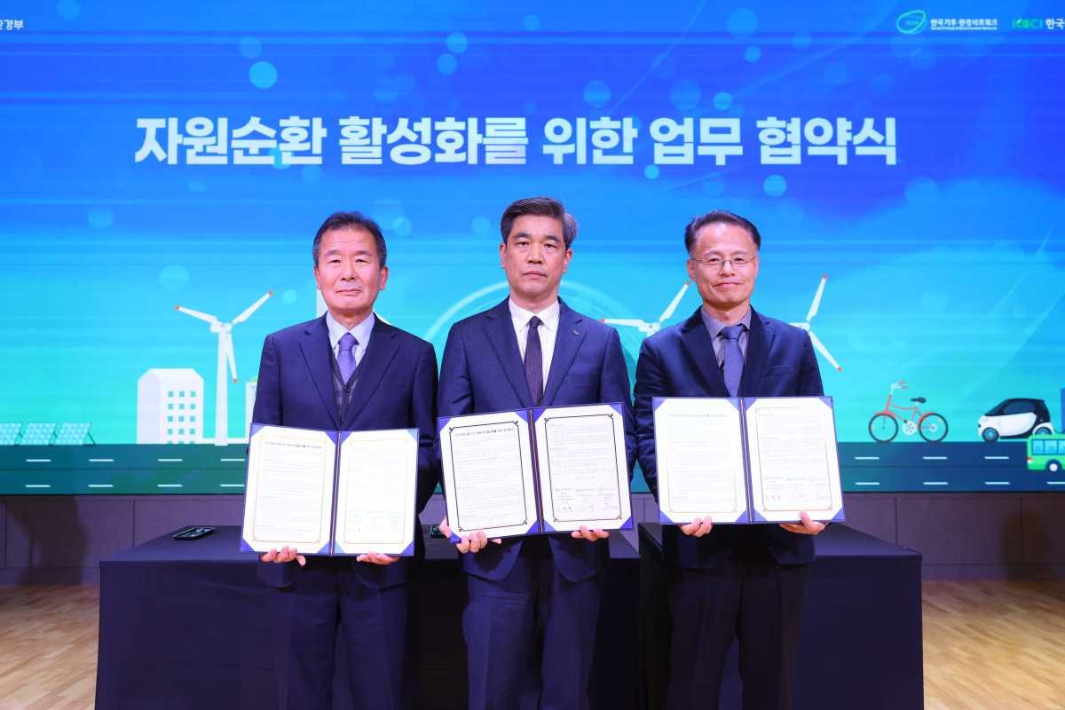 ▲(사진 가운데)김석환 캠코 국유재산부문 총괄이사가 2일 서울여성플라자에서 업무협약식 이후 기념사진을 촬영하고 있다. (사진제공=캠코)