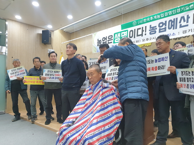 ▲정정호 한국후계농업경영인경기도연합회 회장이 2일 경기도의회 브리핑룸에서 농업예산 확대를 요구하며 삭발식을 진행하고 있다. (한국후계농업경영인경기도연합회)