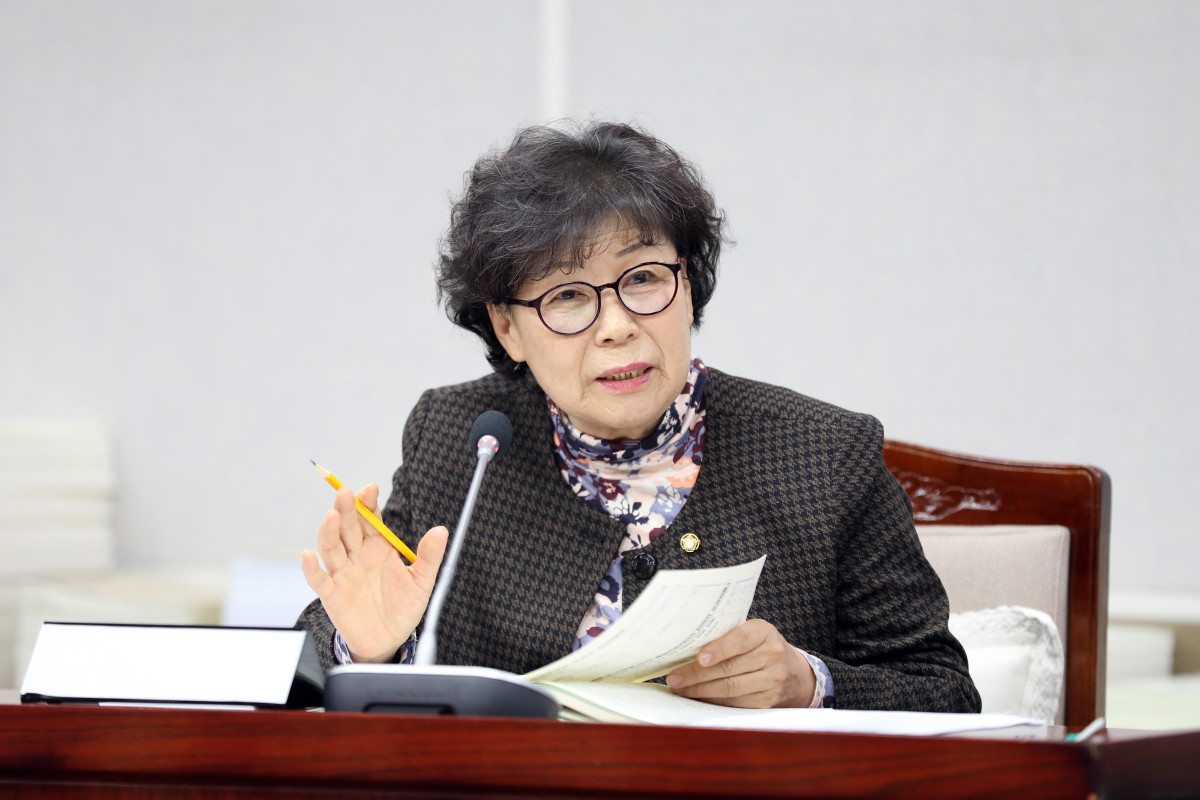 ▲이재선 수원특례시의회 의원이 행정사무감사에서 수원음식문화박람회 운영 부실을 강하게 지적하고 있다. (수원특례시의회)