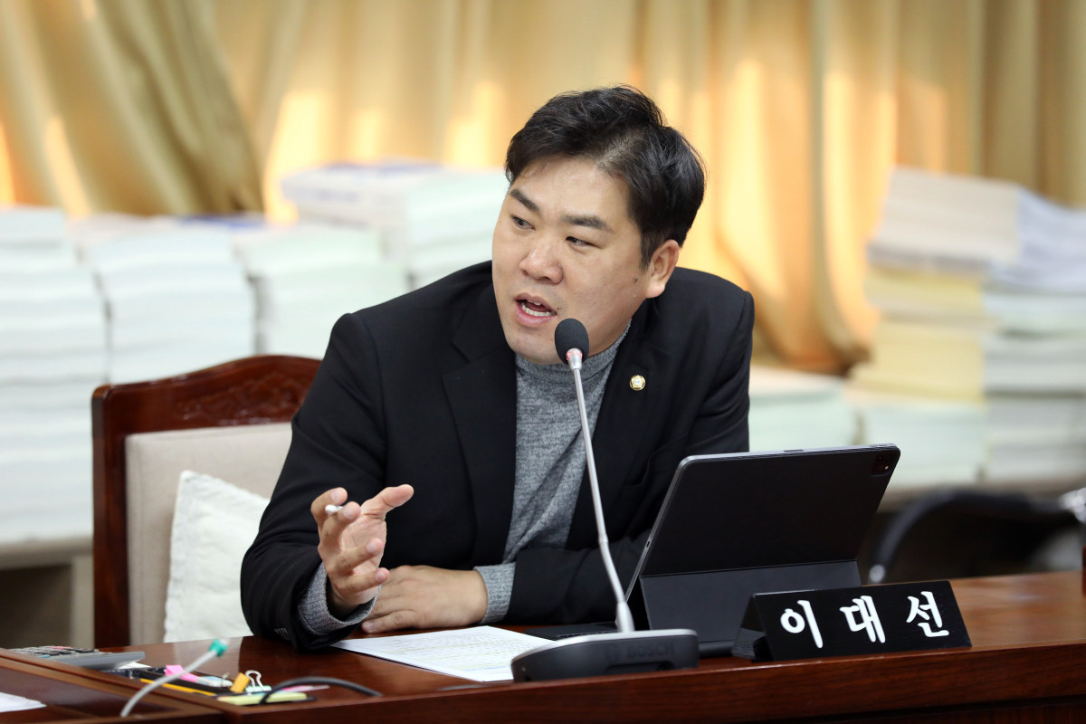 ▲수원특례시의회 이대선 환경안전위원회 부위원장이 행정사무감사에서 수원시 박람회 운영·소통·현장관리 문제를 질타하고 있다. (수원특례시의회)