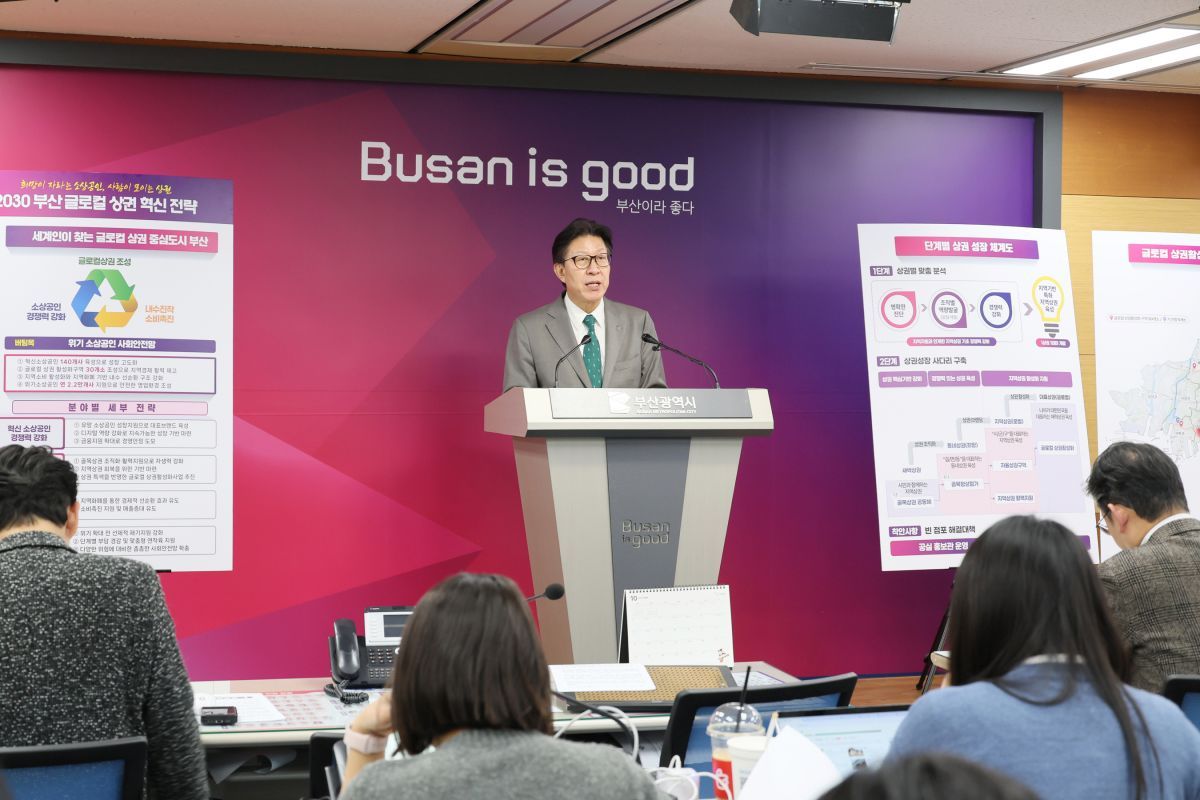 ▲박형준 부산시장이 2일 부산시청 브리핑룸에서 ‘2030 부산 글로컬 상권 혁신 전략’을 발표하고 있다. (사진제공=부산시)