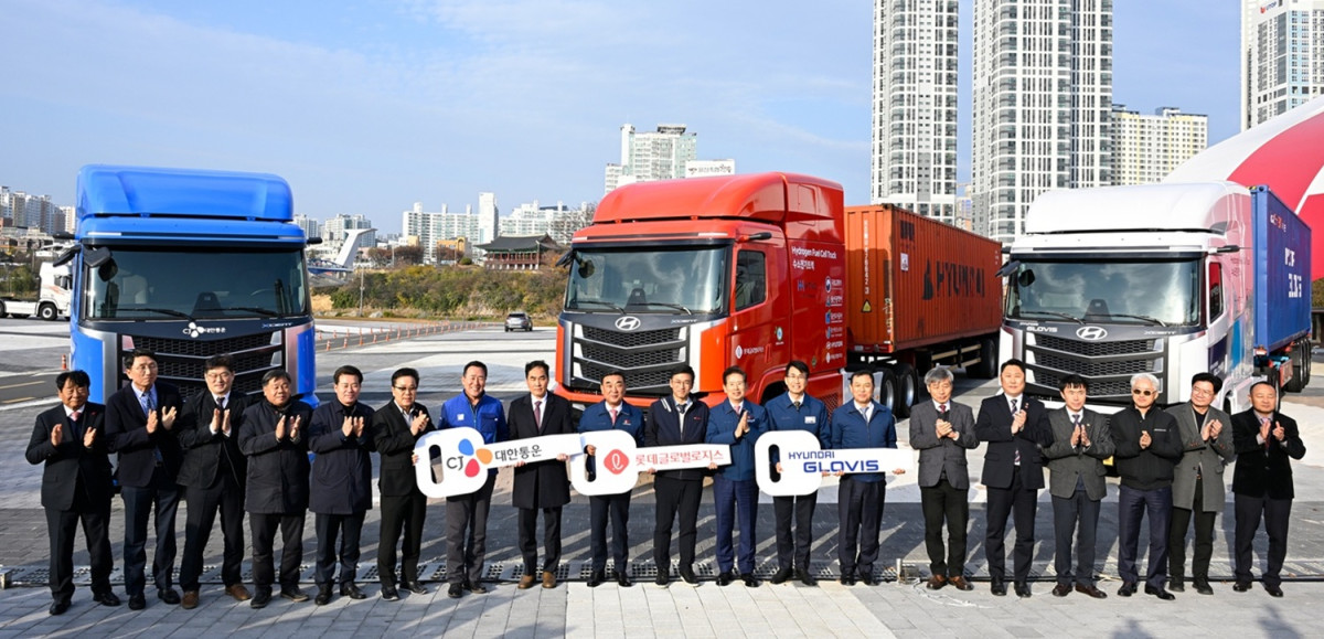 ▲2일 울산시 태화강 국가정원에서 열린 '수소전기 트랙터 화물운송 실증 차량 인도식'에서 김두겸 울산광역시장(왼쪽에서 아홉 번째)을 비롯한 행사 참가자들이 기념사진을 찍고 있다. (사진=CJ대한통운)