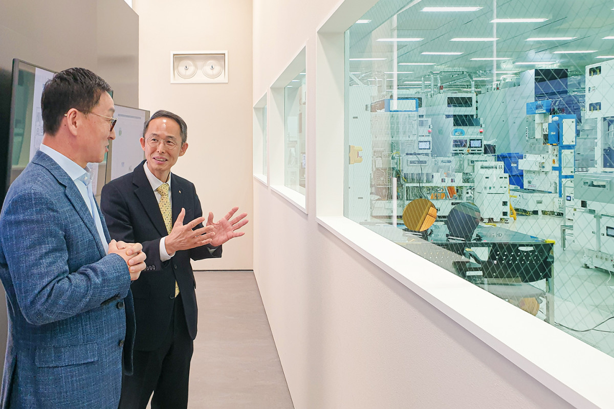 ▲(사진 오른쪽)황기연 한국수출입은행장이 2일 경기 평택시에 위치한 원익IPS 본사를 방문해 안태혁 원익IPS 대표와 반도체 장비 공정에 대해 대화 중이다. (사진제공=한국수출입은행)