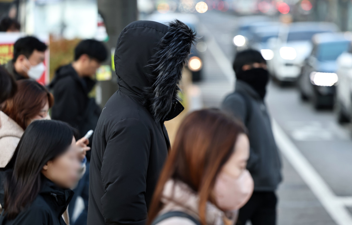 ▲서울 종로구 광화문 세종대로사거리에서 출근길 시민들이 발걸음을 옮기고 있다. (연합뉴스)