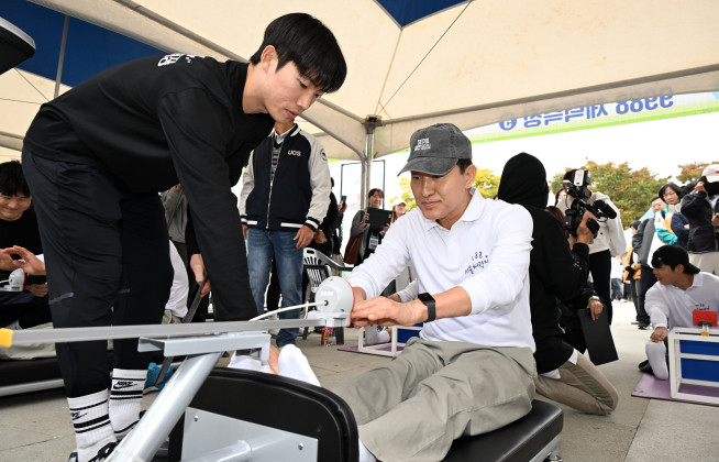 ▲오세훈 서울시장이 여의도에서 열린 ‘9988 체력장’에서 체력을 측정하고 있다. (사진제공=서울시)