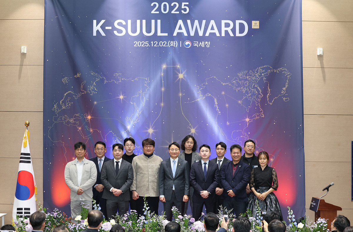▲임광현 국세청장이 2일 ‘2025 K-SUUL AWARD’를 열고 12개 수상 주류 업체들과 기념 촬영을 하고 있다.(왼쪽부터 한국전통주양조장, 맑은내일, 배상면주가, 내외디스틸러리, 한영석의발효연구소, 임광현 청장, 김창수 위스키 증류소, 선양소주, 지비지스피리츠, 오드린, 코아베스트, 열우물양조장) (사진제공=국세청)