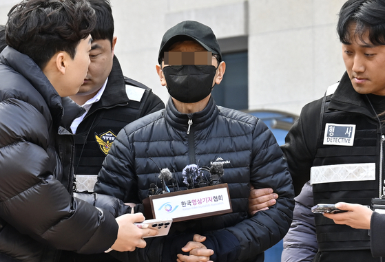 ▲전남 신안군 해상에서 대형 여객선 퀸제누비아2호를 좌초시켜 승객을 다치게 한 혐의를 받는 선장이 광주지방법원 목포지원에서 열린 구속 전 피의자 심문(영장실질심사)을 받고 나오고 있다. (사진제공=뉴시스)