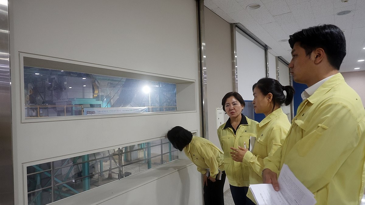 ▲'수년 간 악취 반복' SRF 둘러보는 광주시의회. (사진제공=연합뉴스)