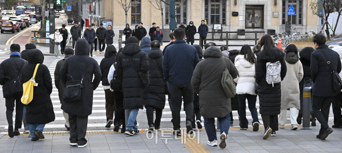 ▲서울을 비롯한 중부와 일부 경북 지역에 한파주의보가 내려진 가운데 3일 서울 종로구 광화문역 일대에서 두꺼운 외투를 입은 시민들이 출근길 발걸음을 재촉하고 있다. 기상청에 따르면 이날 낮 최고기온은 영하 5도~7도로 평년보다 낮겠고, 한파는 내일 아침까지 이어질 전망이다. 조현호 기자 hyunho@