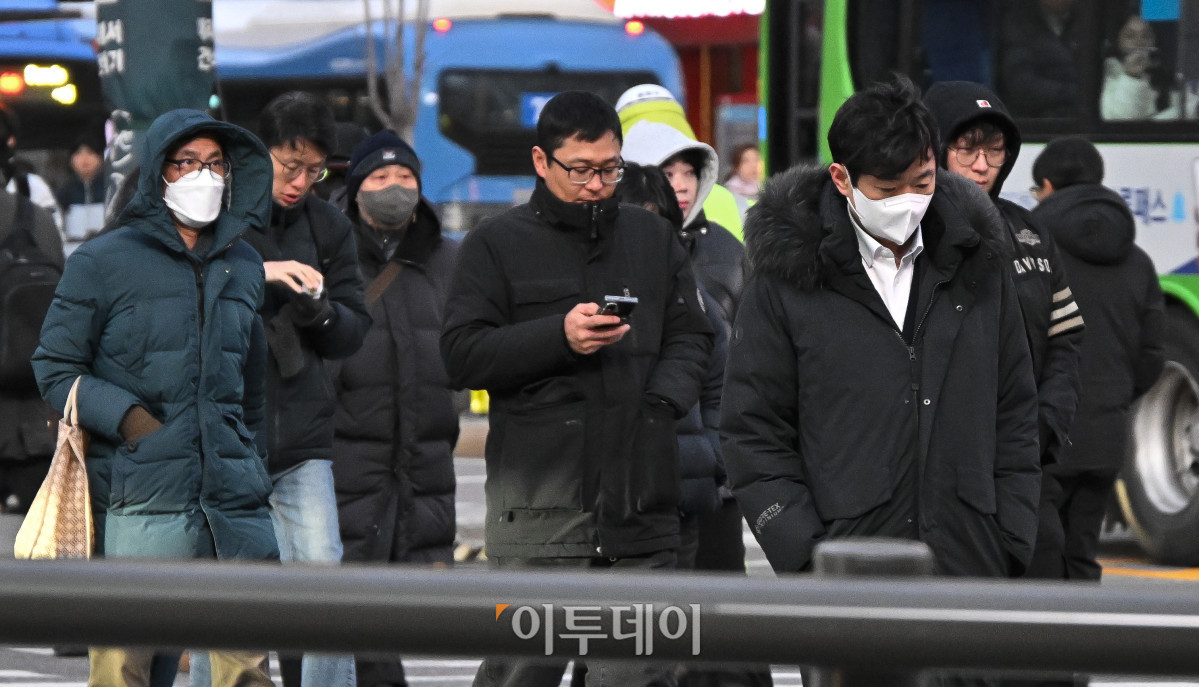 ▲서울을 비롯한 중부와 일부 경북 지역에 한파주의보가 내려진 가운데 3일 서울 종로구 광화문역 일대에서 두꺼운 외투를 입은 시민들이 출근길 발걸음을 재촉하고 있다. 기상청에 따르면 이날 낮 최고기온은 영하 5도~7도로 평년보다 낮겠고, 한파는 내일 아침까지 이어질 전망이다. 조현호 기자 hyunho@