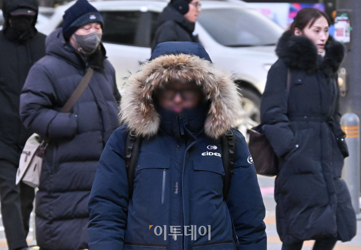 ▲서울을 비롯한 중부와 일부 경북 지역에 한파주의보가 내려진 가운데 3일 서울 종로구 광화문역 일대에서 두꺼운 외투를 입은 시민들이 출근길 발걸음을 재촉하고 있다. 기상청에 따르면 이날 낮 최고기온은 영하 5도~7도로 평년보다 낮겠고, 한파는 내일 아침까지 이어질 전망이다. 조현호 기자 hyunho@