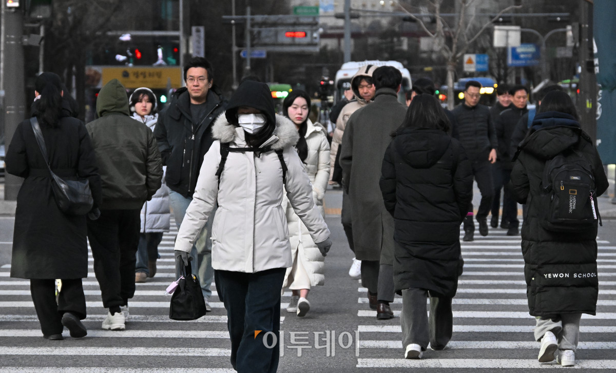 ▲서울을 비롯한 중부와 일부 경북 지역에 한파주의보가 내려진 가운데 3일 서울 종로구 광화문역 일대에서 두꺼운 외투를 입은 시민들이 출근길 발걸음을 재촉하고 있다. 기상청에 따르면 이날 낮 최고기온은 영하 5도~7도로 평년보다 낮겠고, 한파는 내일 아침까지 이어질 전망이다. 조현호 기자 hyunho@