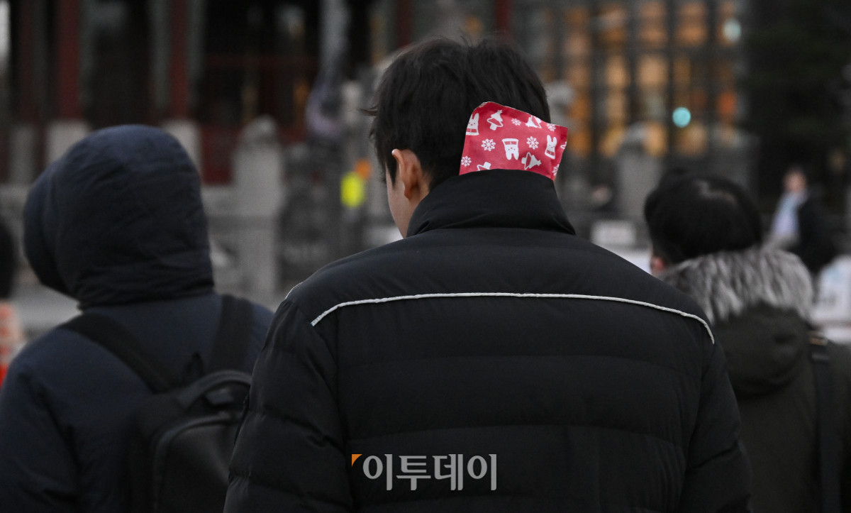 ▲서울을 비롯한 중부와 일부 경북 지역에 한파주의보가 내려진 가운데 3일 서울 종로구 광화문역 일대에서 두꺼운 외투를 입은 시민들이 출근길 발걸음을 재촉하고 있다. 기상청에 따르면 이날 낮 최고기온은 영하 5도~7도로 평년보다 낮겠고, 한파는 내일 아침까지 이어질 전망이다. 조현호 기자 hyunho@