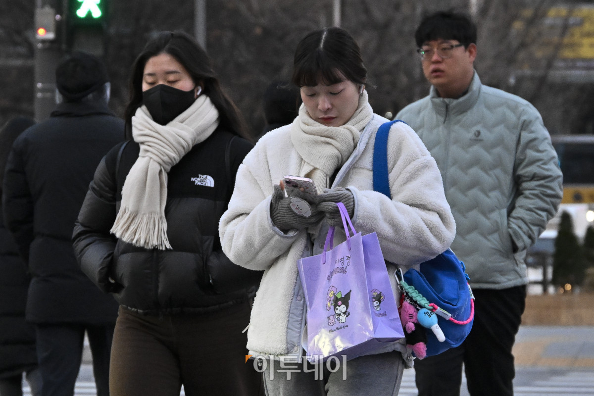 ▲서울을 비롯한 중부와 일부 경북 지역에 한파주의보가 내려진 가운데 3일 서울 종로구 광화문역 일대에서 두꺼운 외투를 입은 시민들이 출근길 발걸음을 재촉하고 있다. 기상청에 따르면 이날 낮 최고기온은 영하 5도~7도로 평년보다 낮겠고, 한파는 내일 아침까지 이어질 전망이다. 조현호 기자 hyunho@