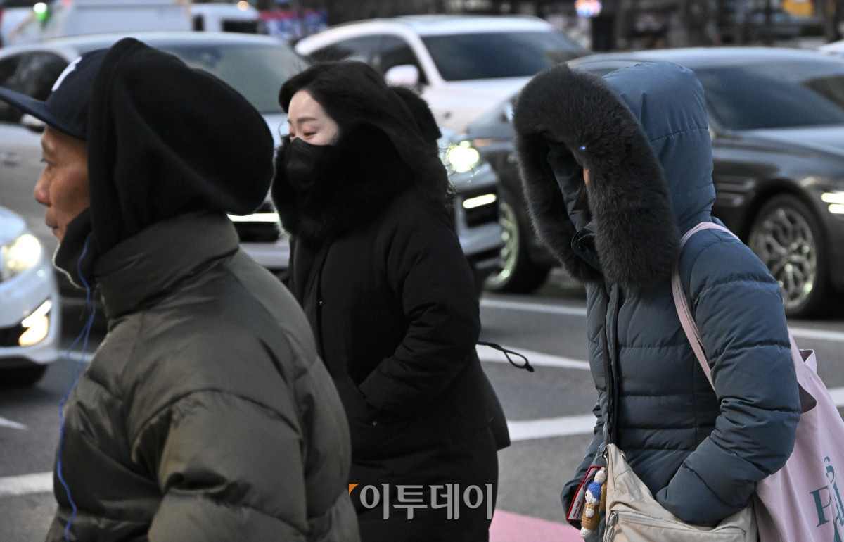▲서울을 비롯한 중부와 일부 경북 지역에 한파주의보가 내려진 가운데 3일 서울 종로구 광화문역 일대에서 두꺼운 외투를 입은 시민들이 출근길 발걸음을 재촉하고 있다. 기상청에 따르면 이날 낮 최고기온은 영하 5도~7도로 평년보다 낮겠고, 한파는 내일 아침까지 이어질 전망이다. 조현호 기자 hyunho@