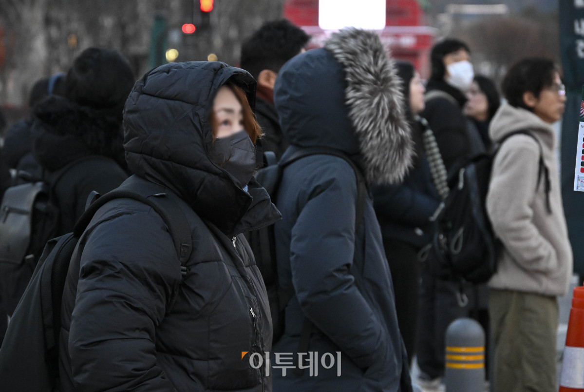 ▲서울을 비롯한 중부와 일부 경북 지역에 한파주의보가 내려진 가운데 3일 서울 종로구 광화문역 일대에서 두꺼운 외투를 입은 시민들이 출근길 발걸음을 재촉하고 있다. 기상청에 따르면 이날 낮 최고기온은 영하 5도~7도로 평년보다 낮겠고, 한파는 내일 아침까지 이어질 전망이다. 조현호 기자 hyunho@