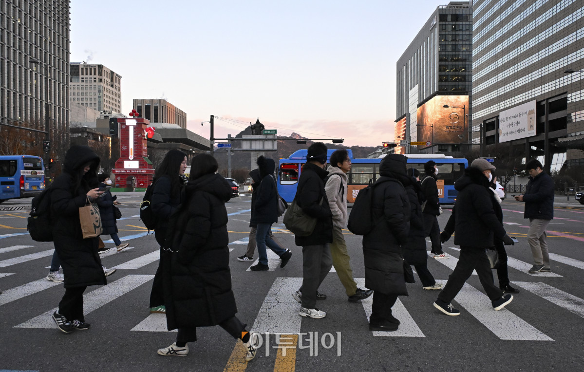 ▲서울을 비롯한 중부와 일부 경북 지역에 한파주의보가 내려진 가운데 3일 서울 종로구 광화문역 일대에서 두꺼운 외투를 입은 시민들이 출근길 발걸음을 재촉하고 있다. 기상청에 따르면 이날 낮 최고기온은 영하 5도~7도로 평년보다 낮겠고, 한파는 내일 아침까지 이어질 전망이다. 조현호 기자 hyunho@