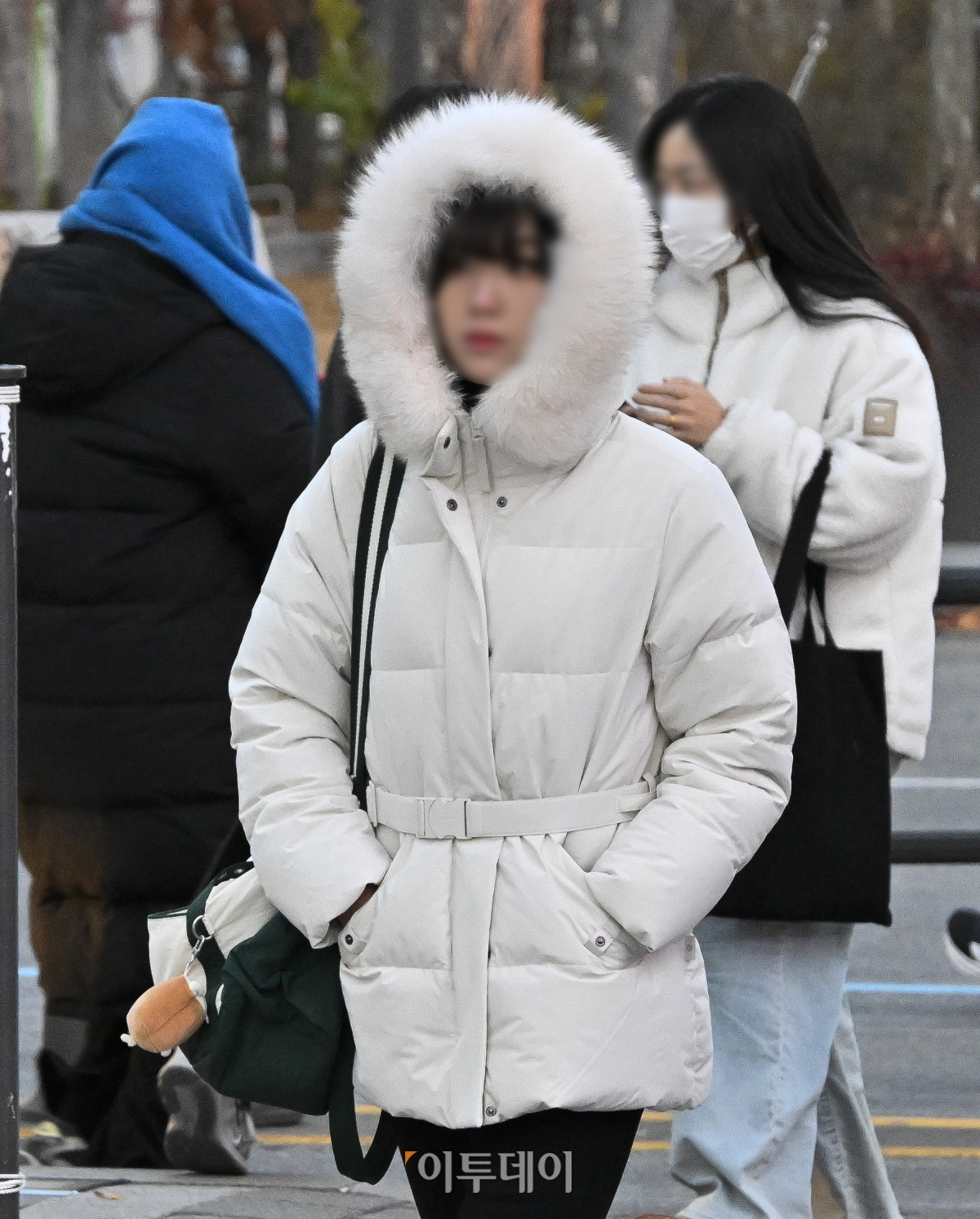 ▲서울을 비롯한 중부와 일부 경북 지역에 한파주의보가 내려진 가운데 3일 서울 종로구 광화문역 일대에서 두꺼운 외투를 입은 시민들이 출근길 발걸음을 재촉하고 있다. 기상청에 따르면 이날 낮 최고기온은 영하 5도~7도로 평년보다 낮겠고, 한파는 내일 아침까지 이어질 전망이다. 조현호 기자 hyunho@