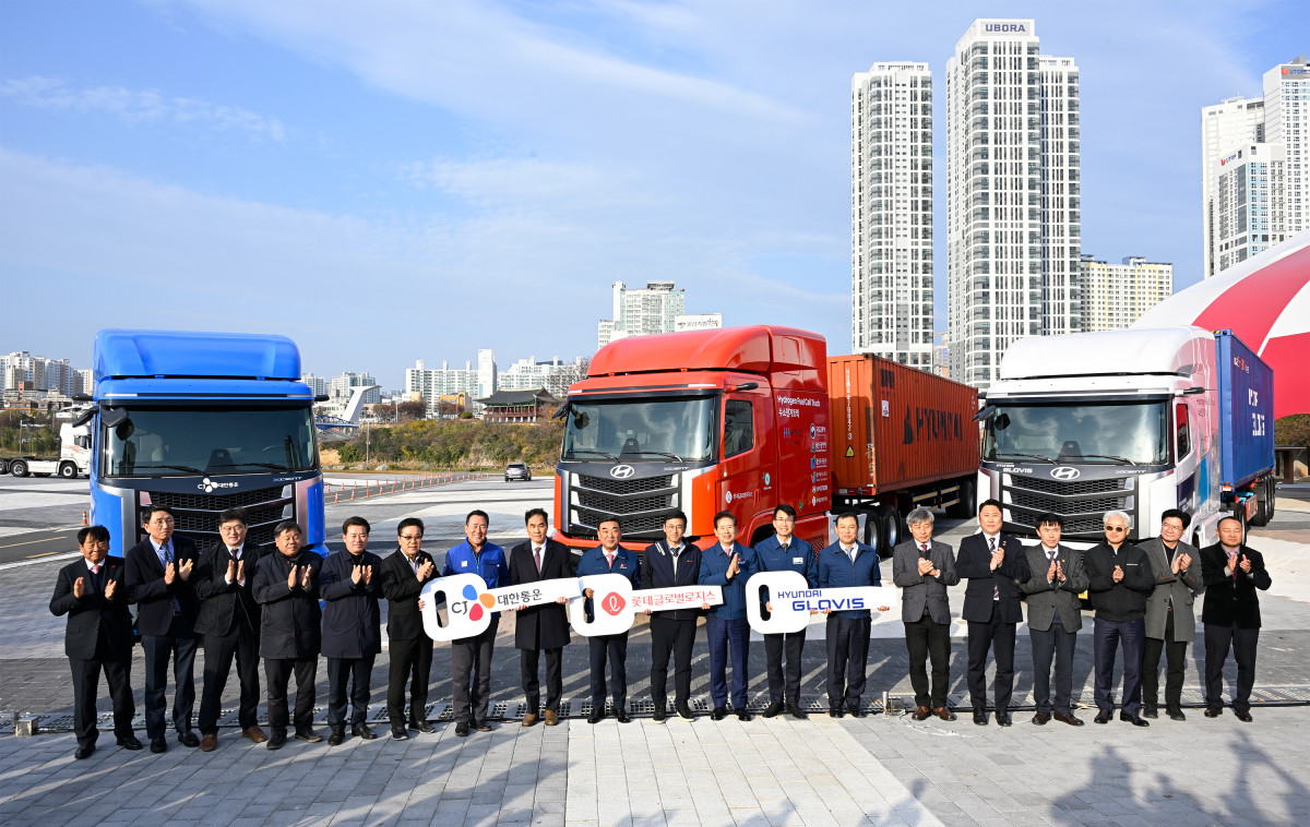 ▲2일 울산 태화강 국가정원 남구둔치에서 진행된 ‘수소전기 트랙터 실증 사업 차량 인도식’ 행사에서 참석자들이 기념사진을 촬영하고 있는 모습. (왼쪽 9번째부터) 김두겸 울산광역시장, 롯데글로벌로지스 권순근 TLS사업본부장, 안효대 울산광역시 경제부시장, 현대자동차 전략기획실장 김동욱 부사장, 현대글로비스 조삼현 SCM사업부장. (사진=현대차)