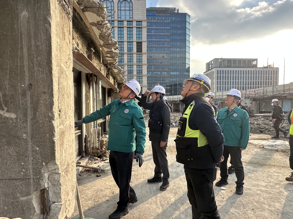▲한병용 재난안전실장이 해체공사장에서 붕괴사고 예방 안전점검을 실시하고 있다. (사진제공=서울시)