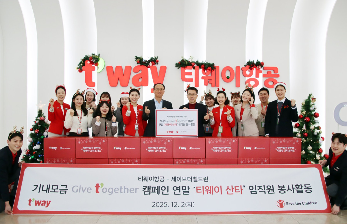 ▲2일 티웨이항공 훈련센터에서 진행된 '티웨이 산타' 행사 준비에서 심창섭 티웨이항공 커뮤니케이션 담당임원(가운데 우측), 김희권 세이브더칠드런 ESG사업부문장(가운데 좌측) 그리고 티웨이항공 임직원들이 행사 후 기념 사진을 촬영 중이다. (사진=티웨이항공)