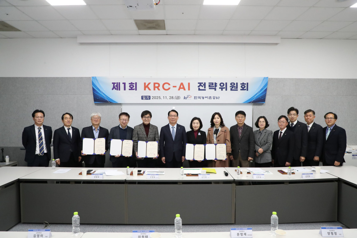 ▲지난달 28일 ‘제1회 KRC-AI 전략위원회 회의’에서 김인중 한국농어촌공사 사장(가운데)을 비롯해 참석자들이 기념촬영을 하고 있다. (사진제공=한국농어촌공사)