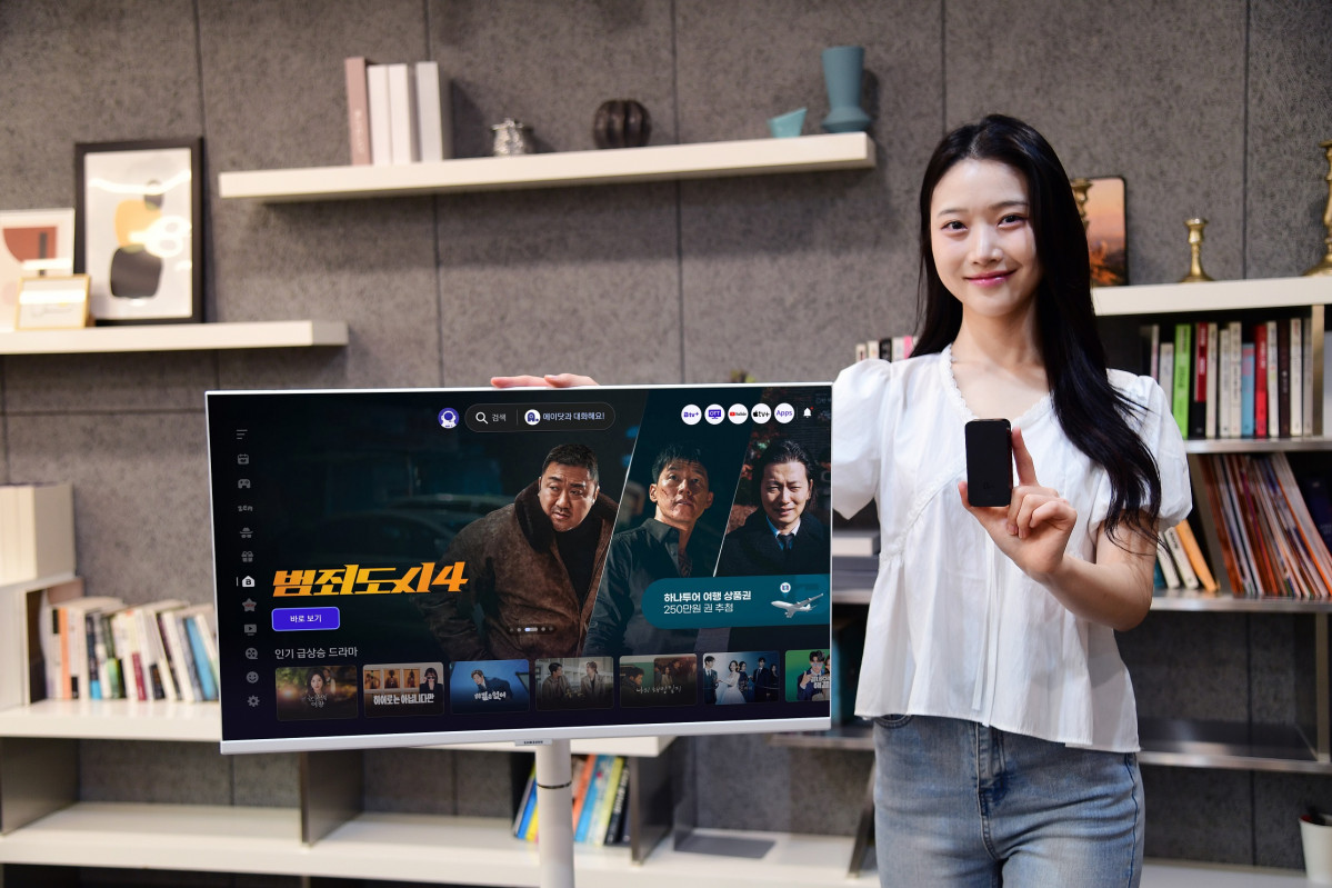 ▲모델이 ‘B tv 무빙’을 소개하는 모습. (사진제공=Sk브로드밴드)