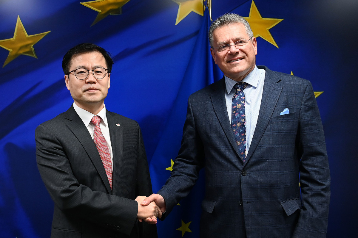 ▲여한구 산업통상부 통상교섭본부장(왼쪽)은 2일(현지시간) 벨기에 브뤼셀에서 마로시 셰프초비치 유럽연합(EU) 집행위원회 통상·경제안보 집행위원과 면담을 갖고, EU의 신규 철강수입규제(TRQ) 도입 계획, 배터리 규정, 탄소국경조정제도(CBAM) 등 우리 주력 산업과 직결된 핵심 통상 현안을 논의했다. (사진제공=산업통상부)