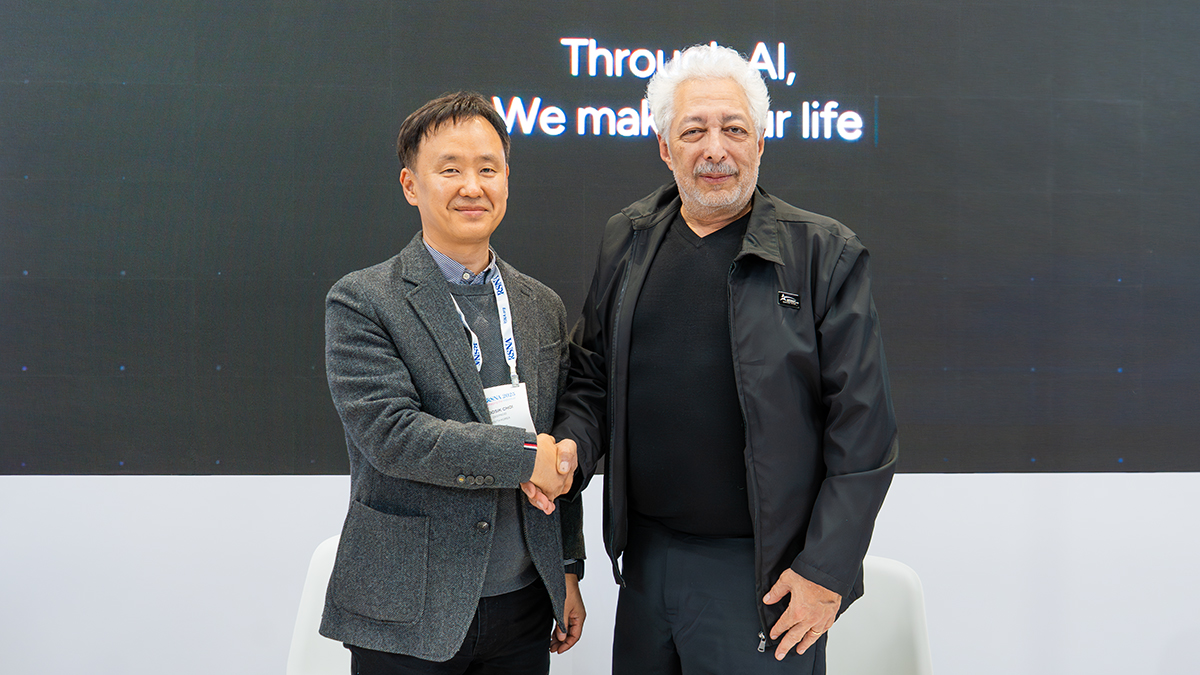 ▲최우식 딥노이드 대표(좌)와 아흐메드 엘세라피((Ahmed ElSerafi)  IRC 대표가 파트너십 체결 후 기념촬영을 하고 있다. (사진제공=딥노이드)