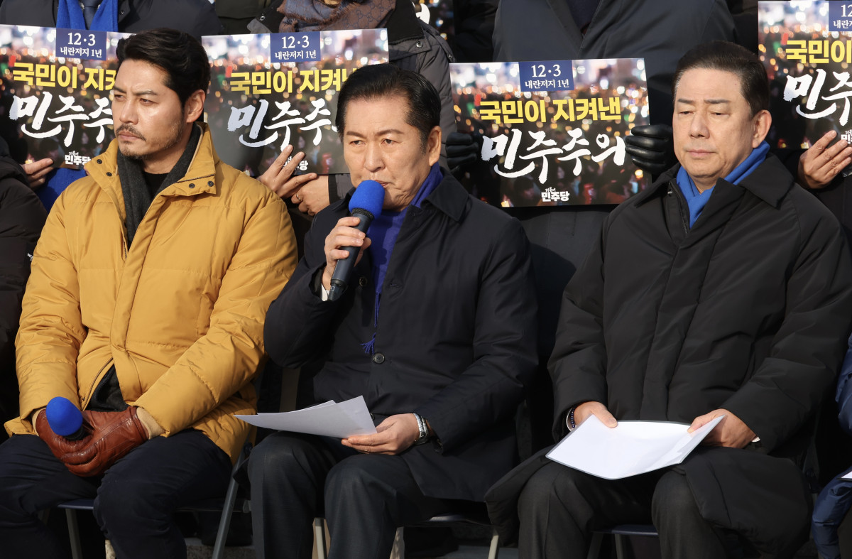 ▲정청래 더불어민주당 대표가 3일 서울 여의도 국회 본청 계단에서 열린 12.3 내란 저지 1년 현장 최고위원회의에서 발언을 하고 있다.2025.12.03.  (뉴시스)