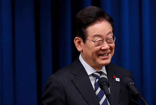 ▲이재명 대통령이 12·3 비상계엄 사태 1주년인 3일 용산 대통령실에서 '빛의 혁명 1주년 대국민 특별성명' 발표를 마친 뒤 취재진 질문을 듣고 있다. (연합뉴스)