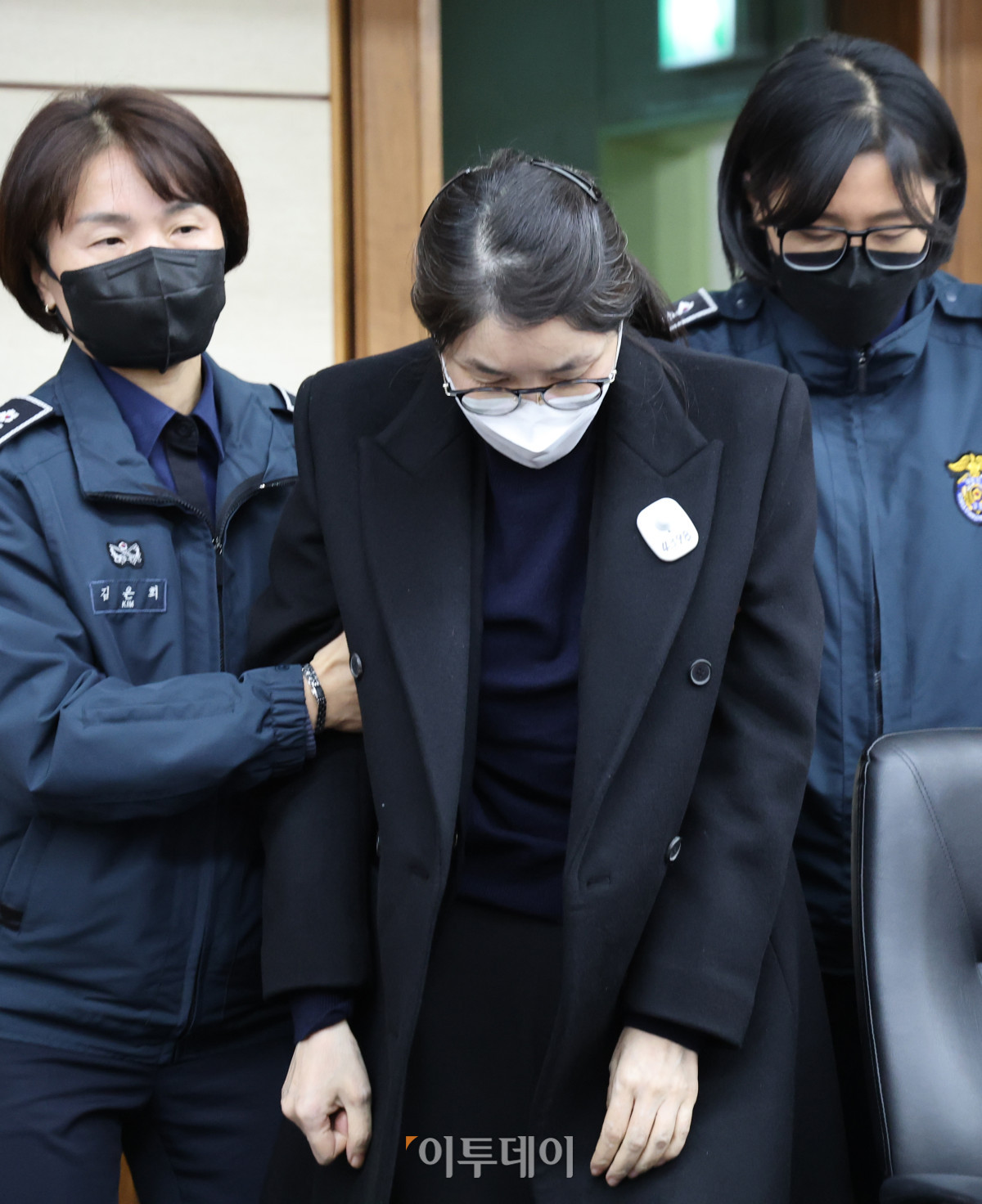 ▲도이치모터스 주가조작과 명태균 공천개입, 통일교 청탁·뇌물 수수 의혹 혐의 등으로 구속기소 된 김건희 씨가 3일 서울 서초구 서울중앙지방법원에서 열린 자본시장법 위반 혐의 결심 공판에 출석하고 있다. 사진공동취재단