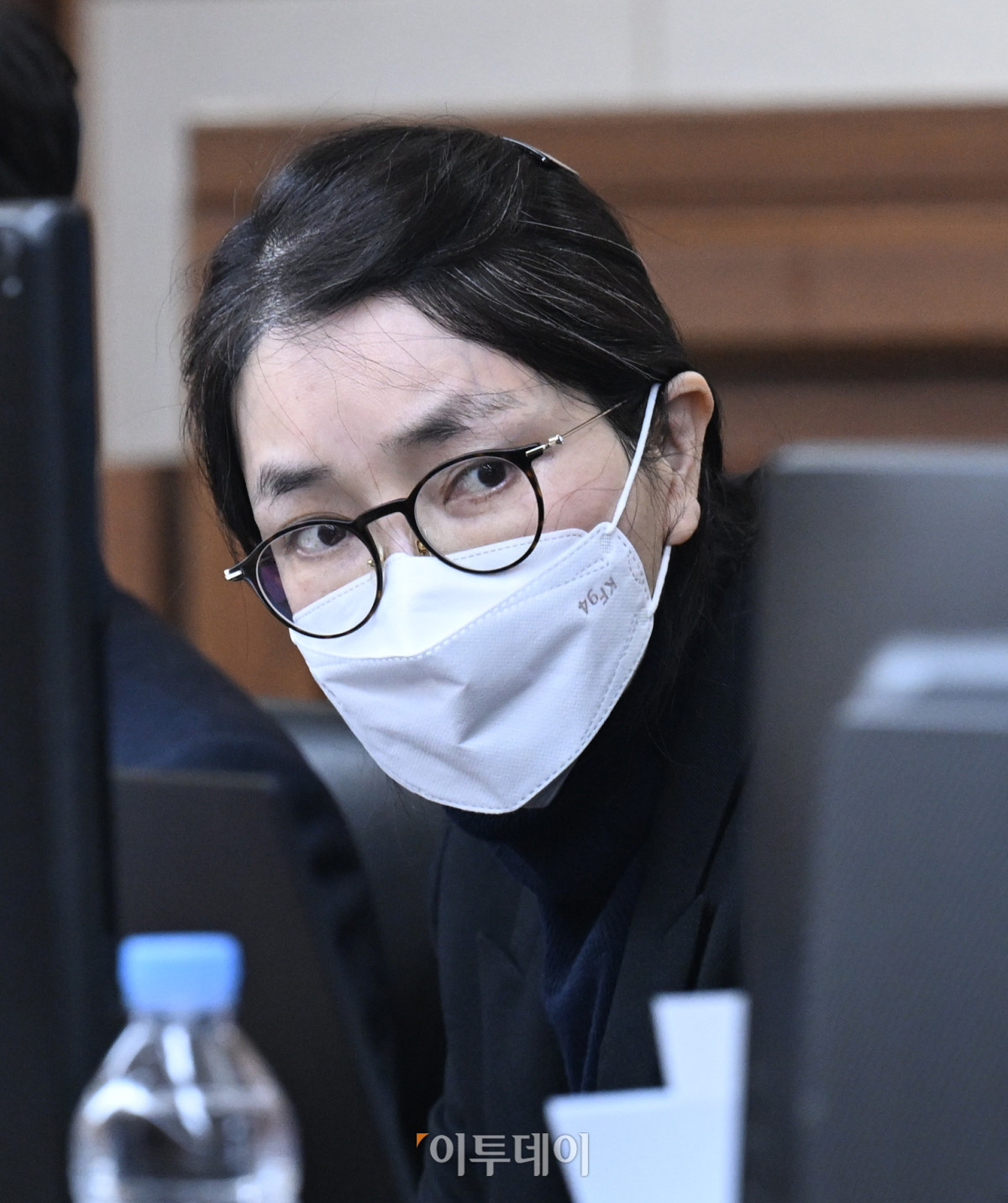 ▲도이치모터스 주가조작과 명태균 공천개입, 통일교 청탁·뇌물 수수 의혹 혐의 등으로 구속기소 된 김건희 씨가 3일 서울 서초구 서울중앙지방법원에서 열린 자본시장법 위반 혐의 결심 공판에 출석하고 있다. 사진공동취재단