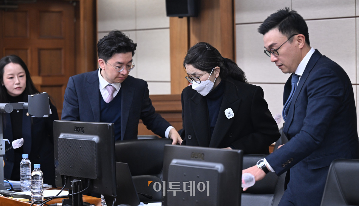 ▲도이치모터스 주가조작과 명태균 공천개입, 통일교 청탁·뇌물 수수 의혹 혐의 등으로 구속기소 된 김건희 씨가 3일 서울 서초구 서울중앙지방법원에서 열린 자본시장법 위반 혐의 결심 공판에 출석하고 있다. 사진공동취재단