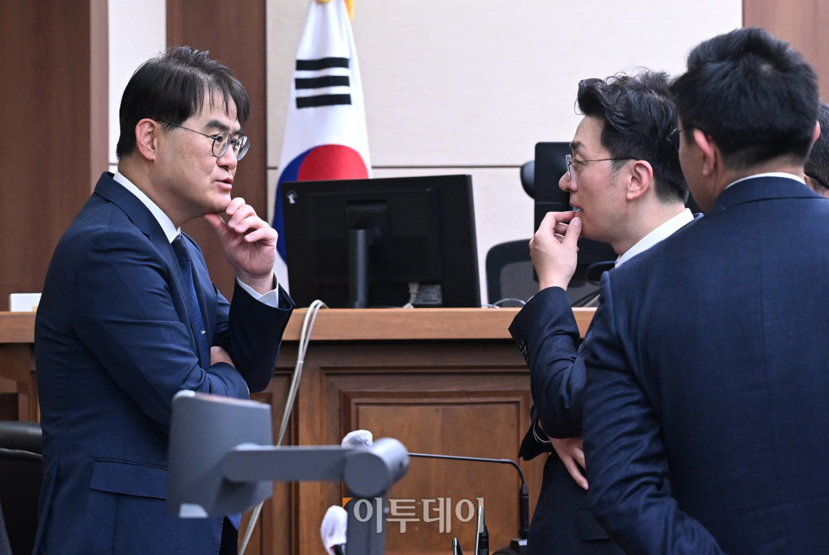 ▲김건희 여사의 각종 의혹을 수사하고 있는 민중기 특별검사팀 김형근 특별검사보(왼쪽)가 3일 서울 서초구 서울중앙지방법원에서 열린 김 여사의 자본시장법 위반 혐의 결심 공판에 출석해 김 여사 측 변호인다과 대화하고 있다. 사진공동취재단