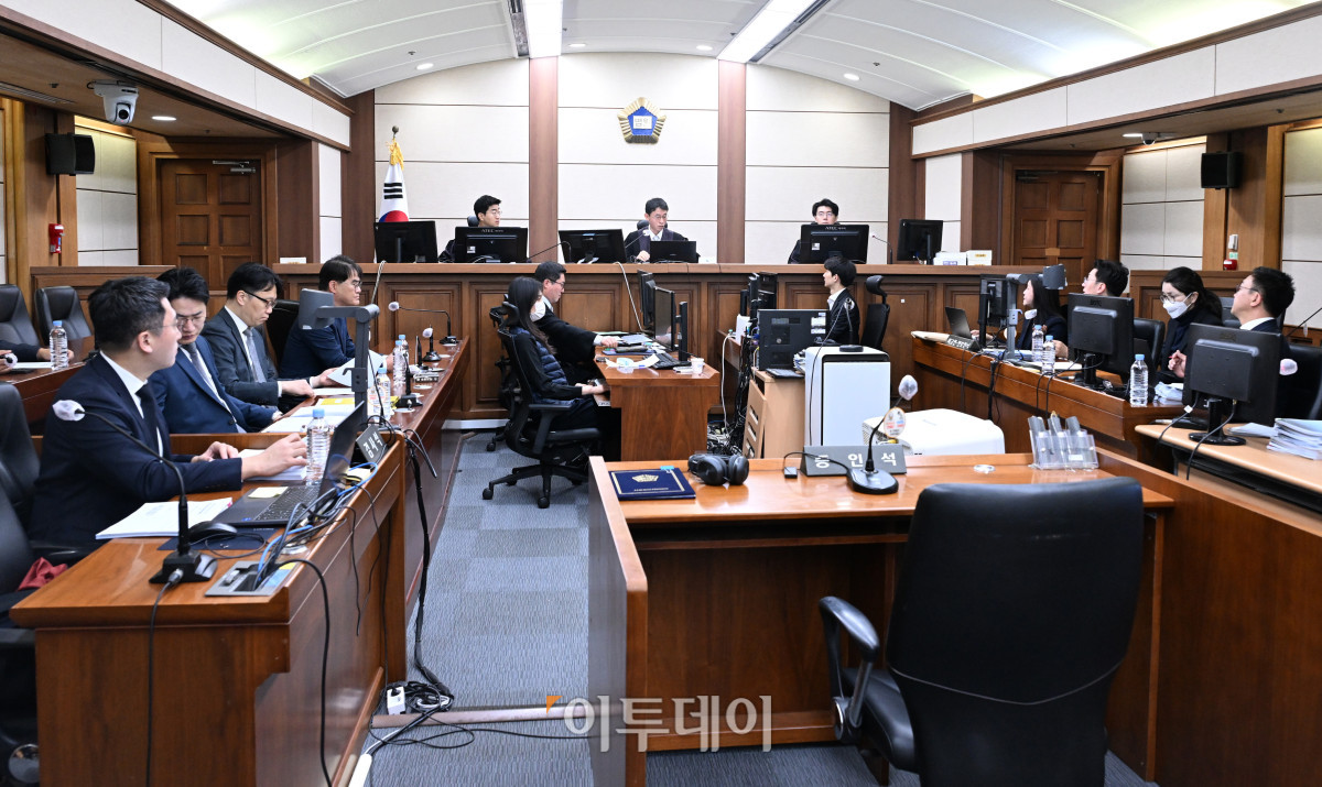 ▲도이치모터스 주가조작과 명태균 공천개입, 통일교 청탁·뇌물 수수 의혹 혐의 등으로 구속기소 된 김건희 씨가 3일 서울 서초구 서울중앙지방법원에서 열린 자본시장법 위반 혐의 결심 공판에 출석해 있다. 사진공동취재단